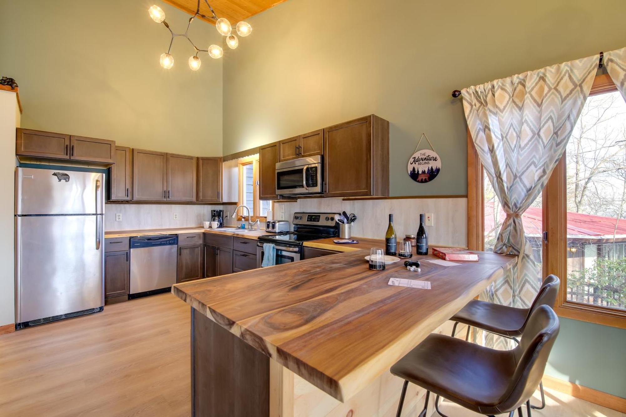 Gatlinburg Mountain Cabin With Hot Tub, Deck And Games Buitenkant foto